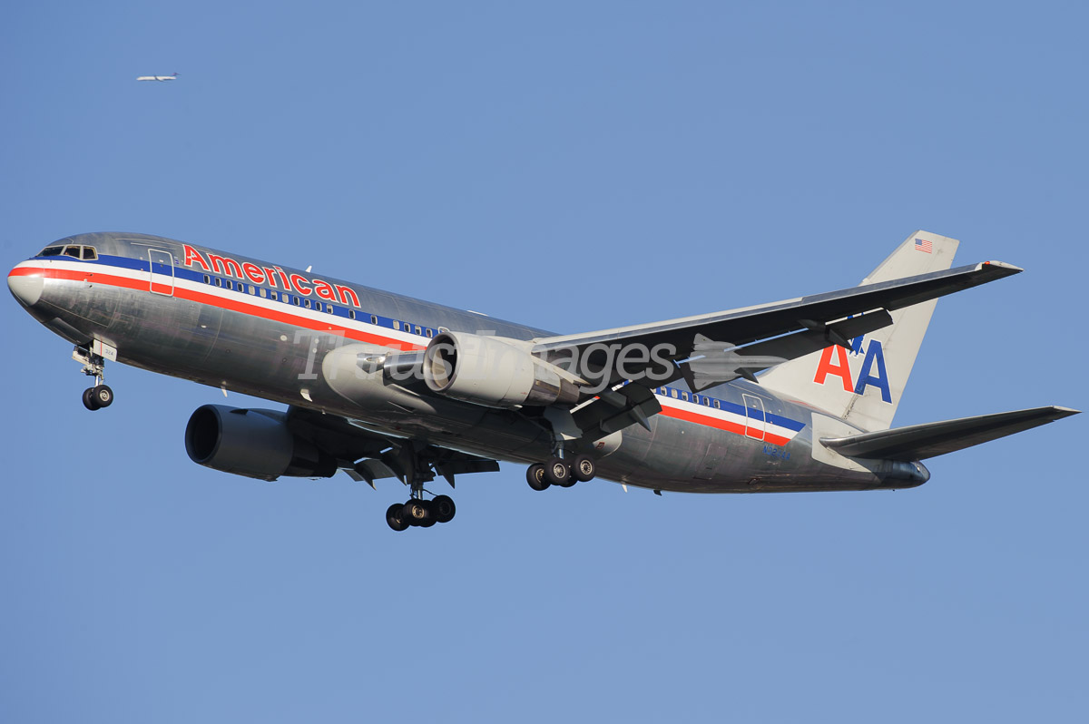 Boeing 767-223/ER N324AA (cn 22325/147)